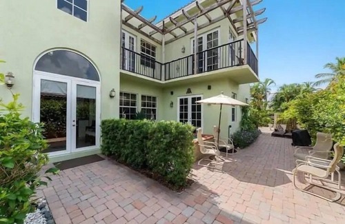 Flamingo Parks Casa | Entire house in historic Flamingo Park, West Palm Beach. Dog friendly. Quiet.