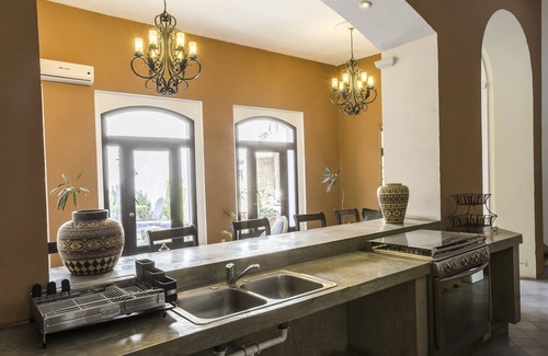 Centro de Guadalajara Villa | 5 habitaciones / 5 baños. Pvt Villa / POOL / Premiado # 1 por la renovación de la ciudad