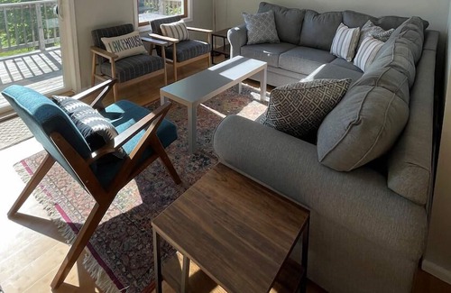 Suttons Bay Casa | Toda la casa, dos pisos separados, capacidad para 14 en total. Con bosques y lago.