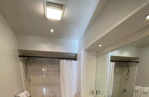 Suttons Bay Casa | Toda la casa, dos pisos separados, capacidad para 14 en total. Con bosques y lago.