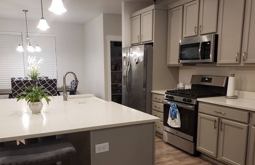West Jordan Casa | Entire house Sleeps 14 3 full bathrooms Two kitchen Family oriented neighborhood