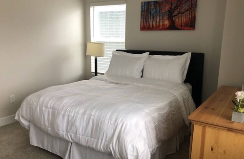 West Jordan Casa | Entire house Sleeps 14 3 full bathrooms Two kitchen Family oriented neighborhood