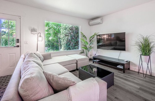 South Central Casa | Entire House with Hot Tub!