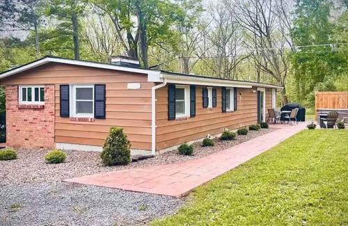 Town of Richmond Casa | Entire House with private lake access and hot tub!