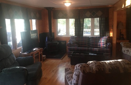 Torrington Casa | Entire Lakefront Family Cottage on Pine Lake