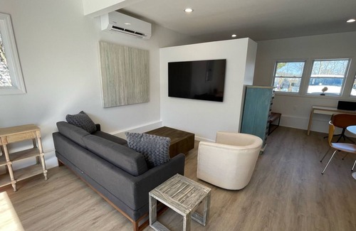 Southold Apartamento | Entire Loft-Walk to Town, Beach, Train, Wine Trail