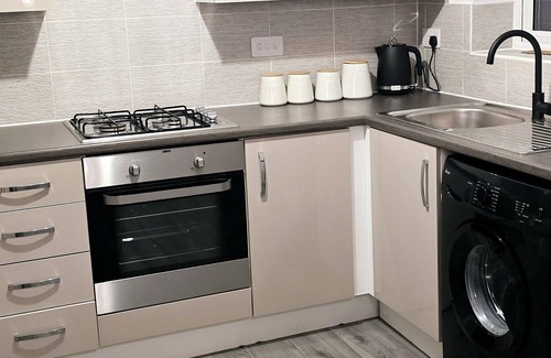 Wigan Casa | Entire luxurious 3 bedroom house in Wigan,Greater Manchester with free parking.