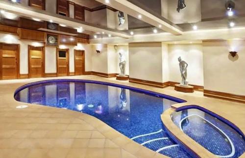 Warrandyte Casa | Entire Maggie's Guesthouse - free cinema, pool, spa, tennis court, karaoke, more!
