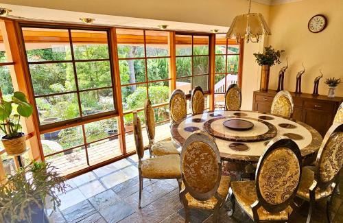 Warrandyte Casa | Entire Maggie's Guesthouse - free cinema, pool, spa, tennis court, karaoke, more!