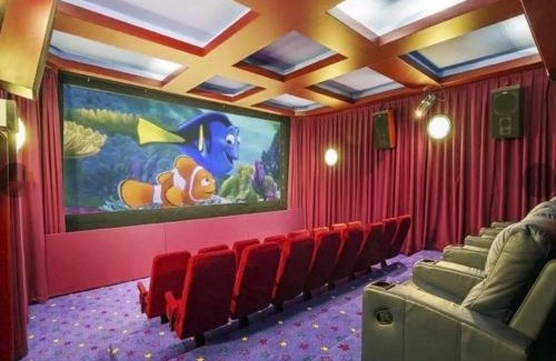 Warrandyte Casa | Entire Maggie's Guesthouse - free cinema, pool, spa, tennis court, karaoke, more!