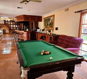 Warrandyte Casa | Entire Maggie's Guesthouse - free cinema, pool, spa, tennis court, karaoke, more!