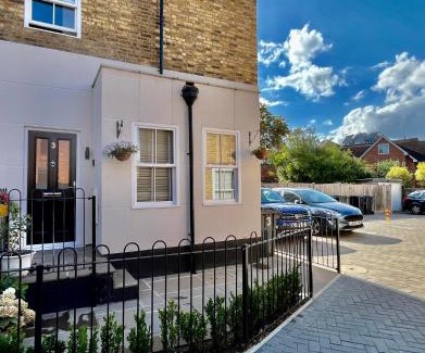 West Byfleet Casa | Entire Mews House, Free Parking, just 25 Mins to central London, 2 min walk to station