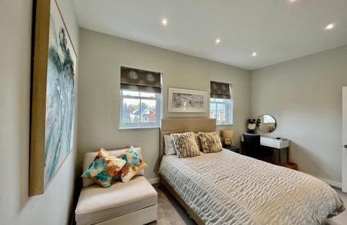 West Byfleet Casa | Entire Mews House, Free Parking, just 25 Mins to central London, 2 min walk to station