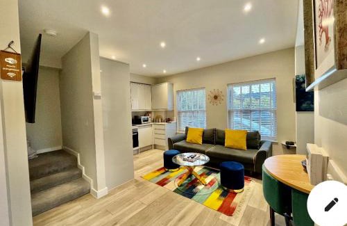 West Byfleet Casa | Entire Mews House, Free Parking, just 25 Mins to central London, 2 min walk to station