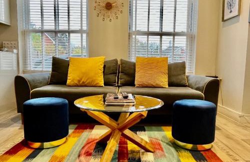 West Byfleet Casa | Entire Mews House, Free Parking, just 25 Mins to central London, 2 min walk to station