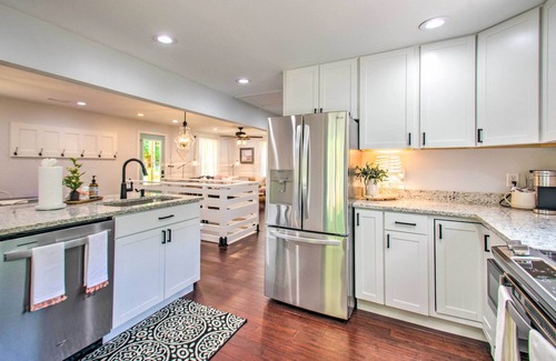 Afton Cabaña | Entire Mid-Century Modern Farmhouse-Style Cottage hosted by Heather