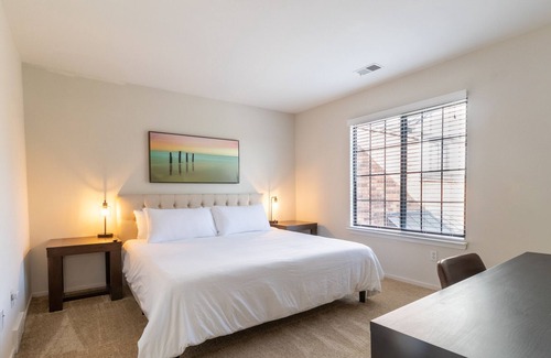 Northville Apartamento | Entire Modern Corporate 1 Br Apt-King Bed-Gym-Pool