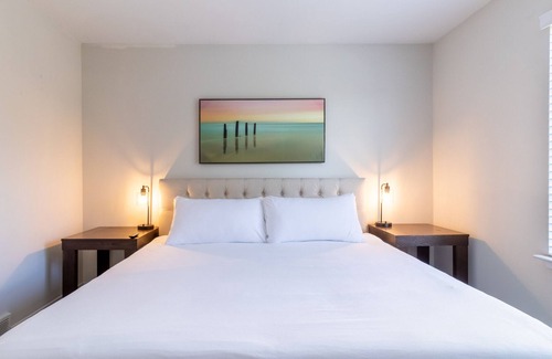 Northville Apartamento | Entire Modern Corporate 1 Br Apt-King Bed-Gym-Pool