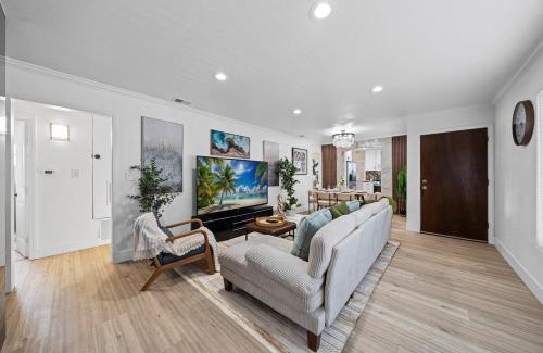 El Cajon Casa | Entire Private 4-BR House, w Hot Tub, King Bed, 80 TV, Gated Yard, Ranch Style, Available Now