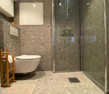 Bergenhus Apartamento | Entire renovated apartment from 1780 with Kitchen, Bath, Bedroom, and Living Room in Skuteviken