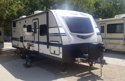 Inyokern Casa | Entire RV w/Murphy Bed, 5-Seater Couch w/Dinette & 2-Bunkbeds