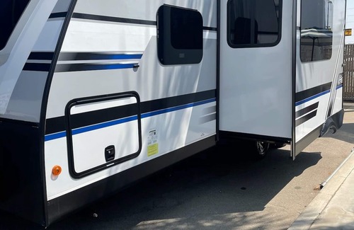 Inyokern Casa | Entire RV w/Murphy Bed, 5-Seater Couch w/Dinette & 2-Bunkbeds