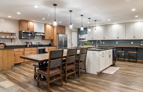 Leigh Creek Estates Cabina | Entire Teton Crest Lodge Sleeps 30