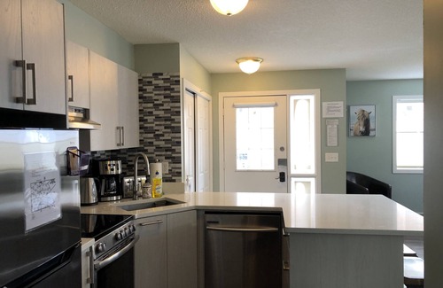 Harvie Heights Casa | Entire Townhouse, 2 BR, Hot tub, 3 min to Banff