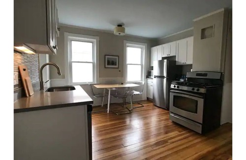 East Providence Apartamento | Entire Two Bedroom Apartment in East Providence