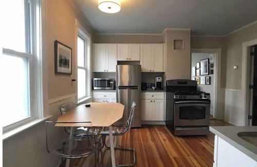 East Providence Apartamento | Entire Two Bedroom Apartment in East Providence