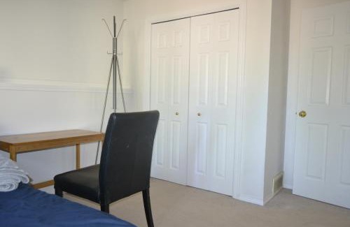 Northwest Calgary Apartamento | Entire Walkout Suite with Bathroom, Full Kitchen and Living Room near Banff