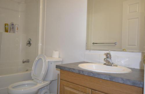 Northwest Calgary Apartamento | Entire Walkout Suite with Bathroom, Full Kitchen and Living Room near Banff