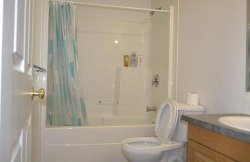 Northwest Calgary Apartamento | Entire Walkout Suite with Bathroom, Full Kitchen and Living Room near Banff