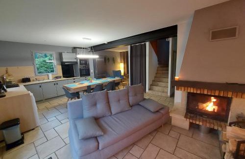 Saint-Jorioz Casa | Entre lac et montagne, chaleureuse maison 3 pièces avec très belle vue lac d'Annecy. Terrasse, jardin, parking, cheminée, barbecue ….