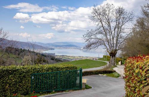 Saint-Jorioz Casa | Entre lac et montagne, chaleureuse maison 3 pièces avec très belle vue lac d'Annecy. Terrasse, jardin, parking, cheminée, barbecue ….