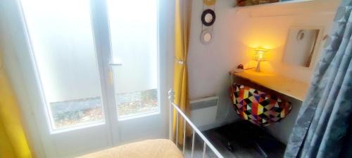 Aureilhan Casa | EntreLac&Océan1 - chambre d'hôtes chez l'habitant, Entrée et terrasse privée- cyclotouristes bienvenue