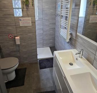 Aureilhan Casa | EntreLac&Océan2 - Chambre d'hôtes-Entrée et Terrasse privée - cyclotouristes et motards bienvenus