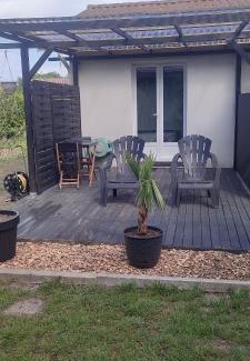 Aureilhan Casa | EntreLac&Océan2 - Chambre d'hôtes-Entrée et Terrasse privée - cyclotouristes et motards bienvenus