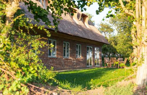 Nieby Casa | Entzückende Reetdachkate am Feldrand mit Kamin