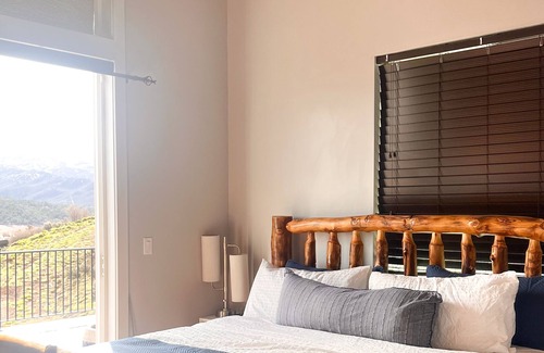 Cottonwood Heights Casa | Epic 2 bedroom Lake house retreat, modern design.