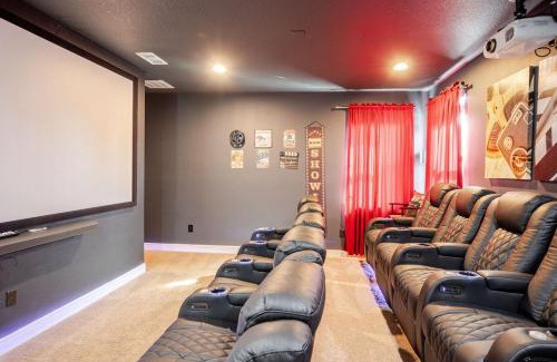 West Kissimmee Villa | Epic 8Br 8Ba 4k sq ft Villa with Movie Theater Private Pool Spa Sauna Hot Tub Firepit Gaming Room and Arcade - 10mins from Disney Orlando FL