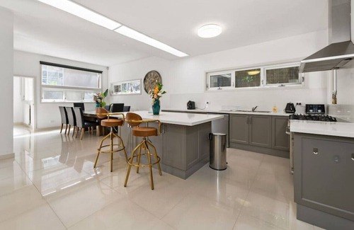 Balwyn Villa | Epic Grand Villa in Canterbury 7 BR Big Group