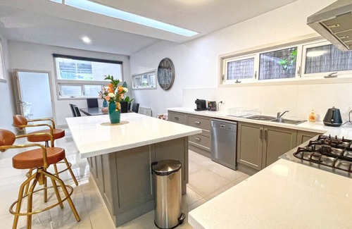 Balwyn Villa | Epic Grand Villa in Canterbury 7 BR Big Group