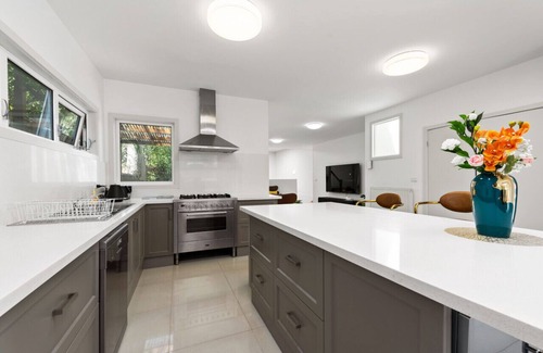 Balwyn Villa | Epic Grand Villa in Canterbury 7 BR Big Group
