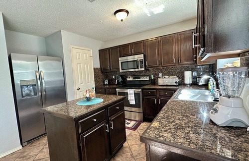 Ederville Casa | Epic Location Cool Pool, 6Flags, Rangers, Cowboys