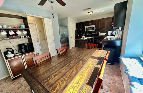 Ederville Casa | Epic Location Cool Pool, 6Flags, Rangers, Cowboys