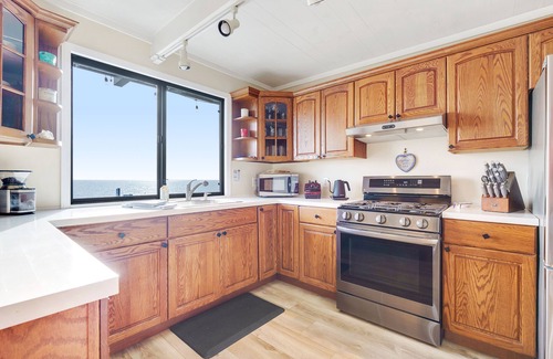 Bodega Bay Casa | Epic ocean views and sound of surf. Luxurious Beds. Fireplace. Hot Tub. Dogs OK.