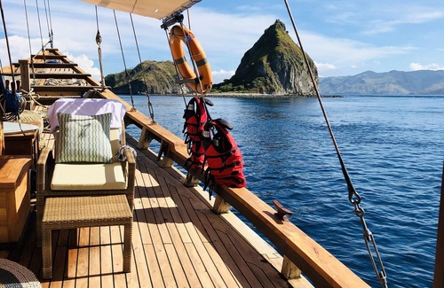 Labuan Bajo Alquiler De Eote | ¡Velas épicas alrededor del mar de Flores!