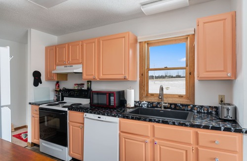 Eastern Vermont Casa | Epic View of Elmore Mountain - 20 min to Stowe NO Clean Fees