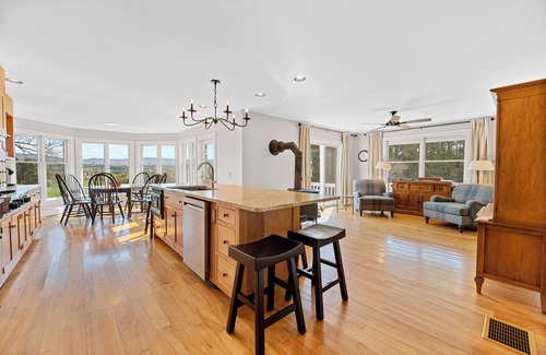 Morristown Casa | EPIC Views! Idlewild House 4 BR w Office - Ski Sled Snowshoe 10 min to Stowe